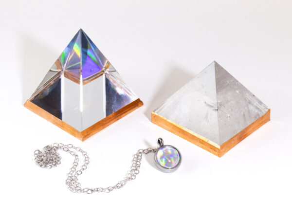 Les 3 Artefacts Vibratoires quantiques HélioGénor® – deux pyramides et la Bulle