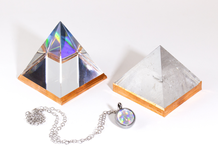Les 3 Artefacts Vibratoires quantiques HélioGénor® – deux pyramides et la Bulle