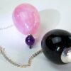 La Chaîne KungFu – œuf de quartz rose YoniToy® et YoniEgg noir reliés par la chaîne argent