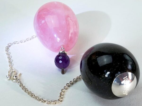 La Chaîne KungFu – œuf de quartz rose YoniToy® et YoniEgg noir reliés par la chaîne argent