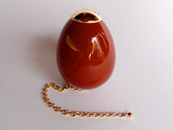 Alternative view of Oeuf de Yoni Jaspe rouge