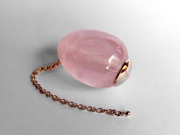 Alternative view of Oeuf de Yoni Quartz rose