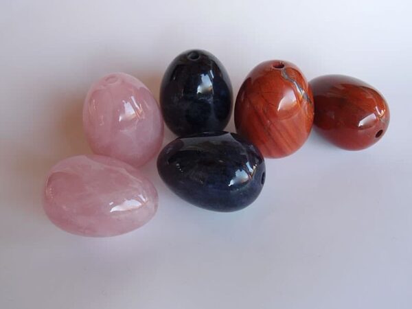 Oeufs de Yoni YoniToy® – assortiment quartz rose, jaspe rouge, dumortiérite