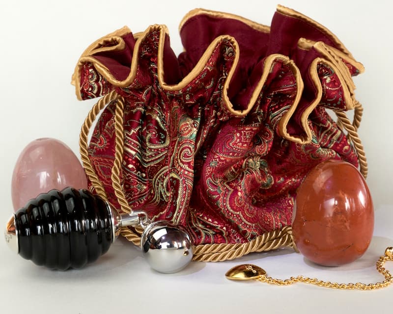 Luxueuse pochette pour Oeufs de Yoni et YoniToy® – pochette rouge brodée avec œufs de Yoni YoniToy®